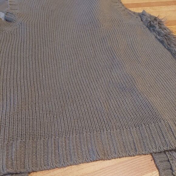 Woman's Small Vest  - Picture 9 of 15